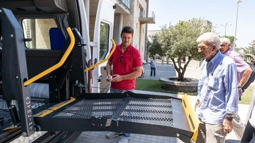 Φωτογραφία από το καινούργιο ιδιόκτητο λεωφορείο του ΚΑΠΗ Θεσσαλονίκης