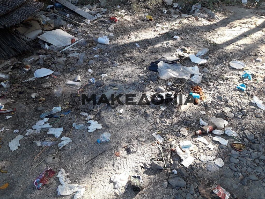 Σκουπίδια στην παραλία σε απόσταση "αναπνοής" από τα Στάγειρα