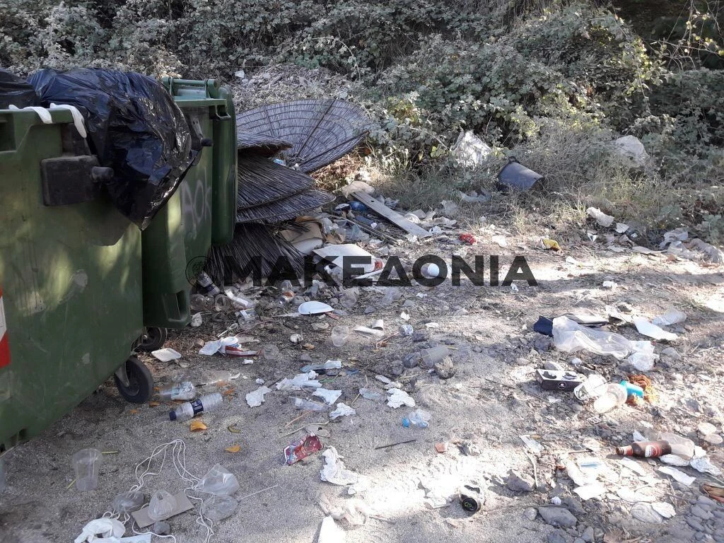 Σκουπίδια στην παραλία σε απόσταση "αναπνοής" από τα Στάγειρα