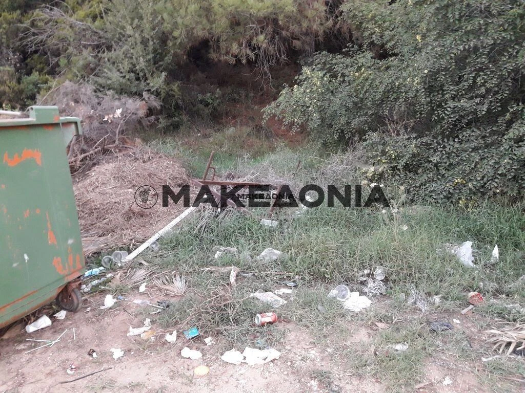 Σκουπίδια στην παραλία της Γουργουρούς