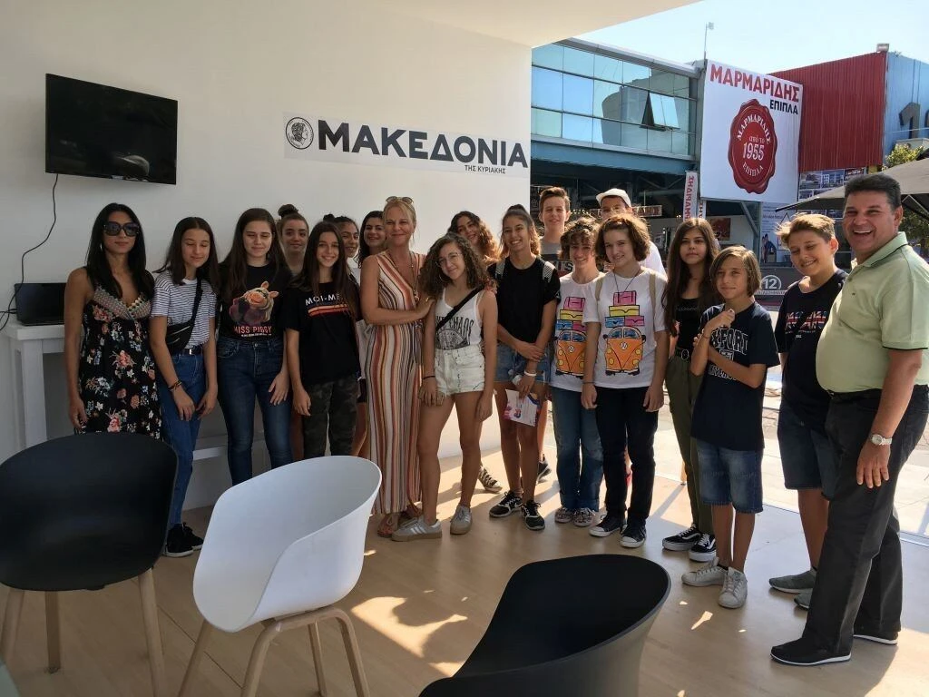 Οι μαθητές του Αρσάκειου με την υπεύθυνη Marketing της Μακεδονίας, Γλ. Καπάνταη και τον καθηγητή τους, Α. Αλεξίου