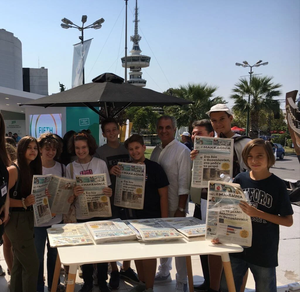 Τα παιδιά του Αρσάκειου με τον διευθύνοντα σύμβουλο της "Μακεδονίας", Π. Αλεξανδρίδη