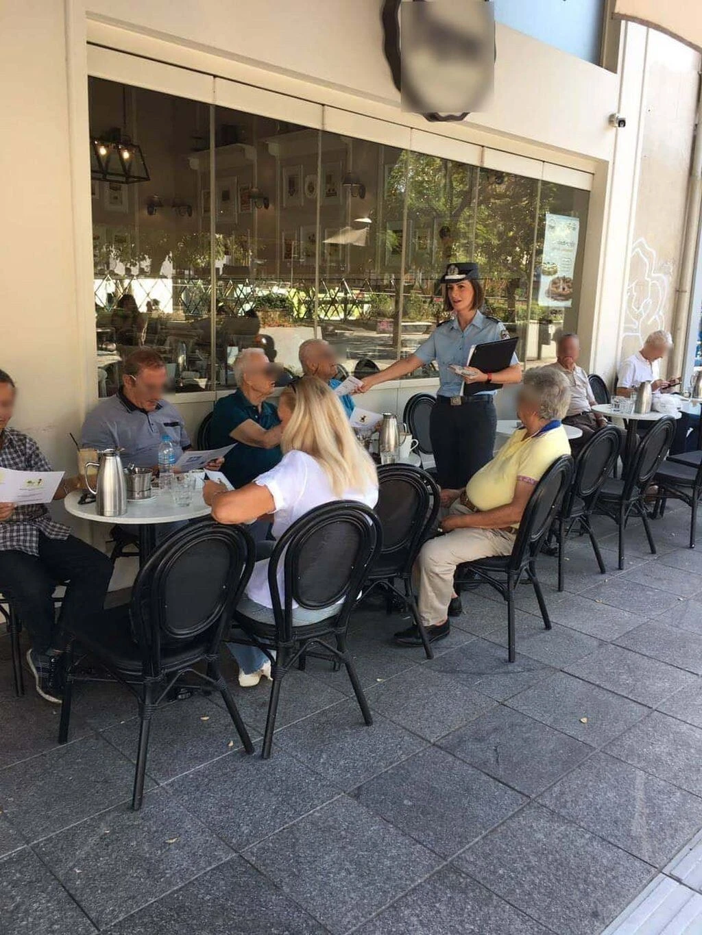 Στιγμιότυπο από την ενημερωτική δράση της τροχαίας στην οδό Αριστοτέλους