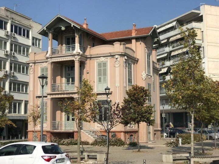 Η Βίλα Πετρίδη στη συμβολή των οδών Αναγεννήσεως, Ταντάλου και Καζαντζάκη