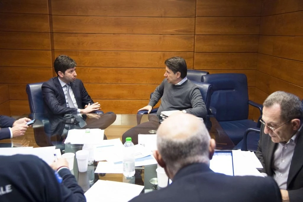 Φωτογραφία ΑΠΕ-ΜΠΕ από την επίσκεψη του Ιταλού πρωθυπουργού, Τζ. Κόντε στην Πολιτική Προστασία