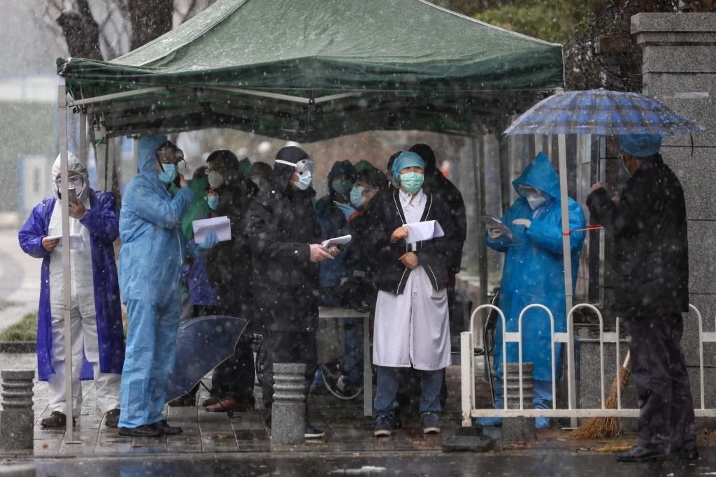 Ιατρικό κλιμάκιο αναμένει ασθενείς από τον κορονοϊό, έξω από νοσοκομείο της πόλης Ουχάν στην Κίνα