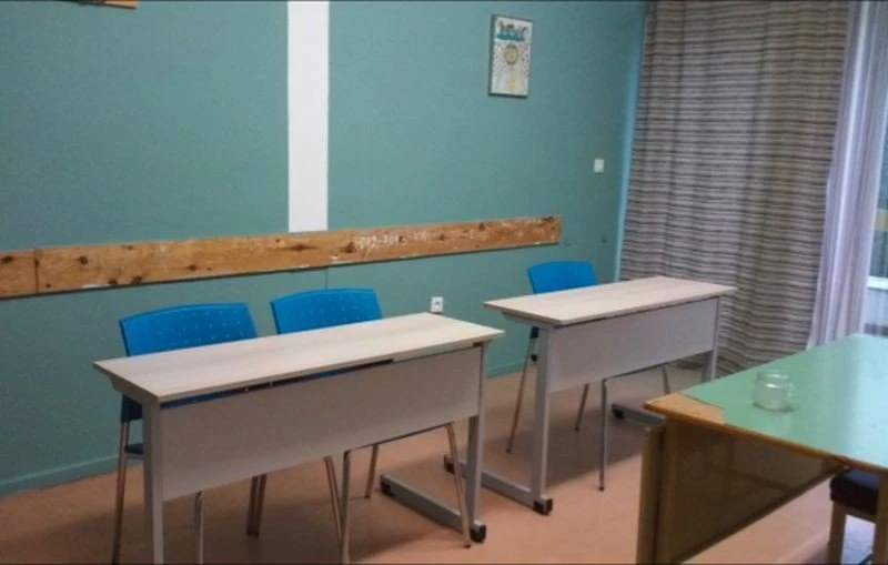 Το Δίκτυο, αντικατέστησε στο Ειδικό Γυμνάσιο-Λύκειο Κωφών-Βαρήκοων τα θρανία και τις καρέκλες για τις ανάγκες των μαθητών.