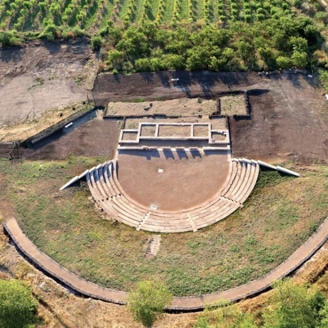 arxaio-theatro-miezas.jpg
