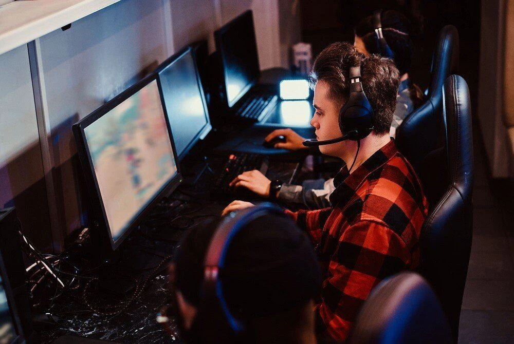 team-of-teenage-gamers-plays-in-a-multiplayer-vide-xdqft5n-copy.jpg