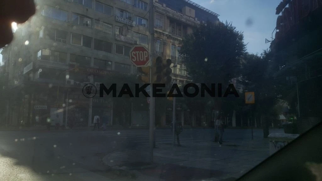 Φωτεινός σηματοδότης στη συμβολή των οδών Ι. Δραγούμη και Εγνατία