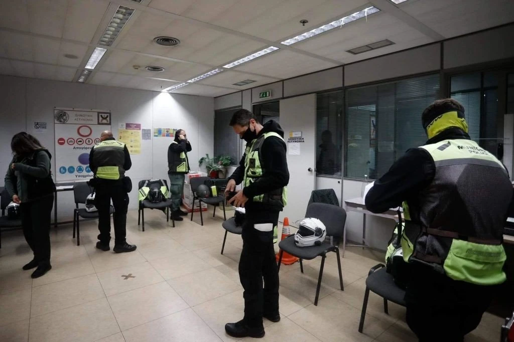 Στιγμιότυπο κατά την προετοιμασία των δημοτικών αστυνομικών προτού ξεκινήσουν επιχείρηση αναζήτησης εξαφανισμένου παιδιού