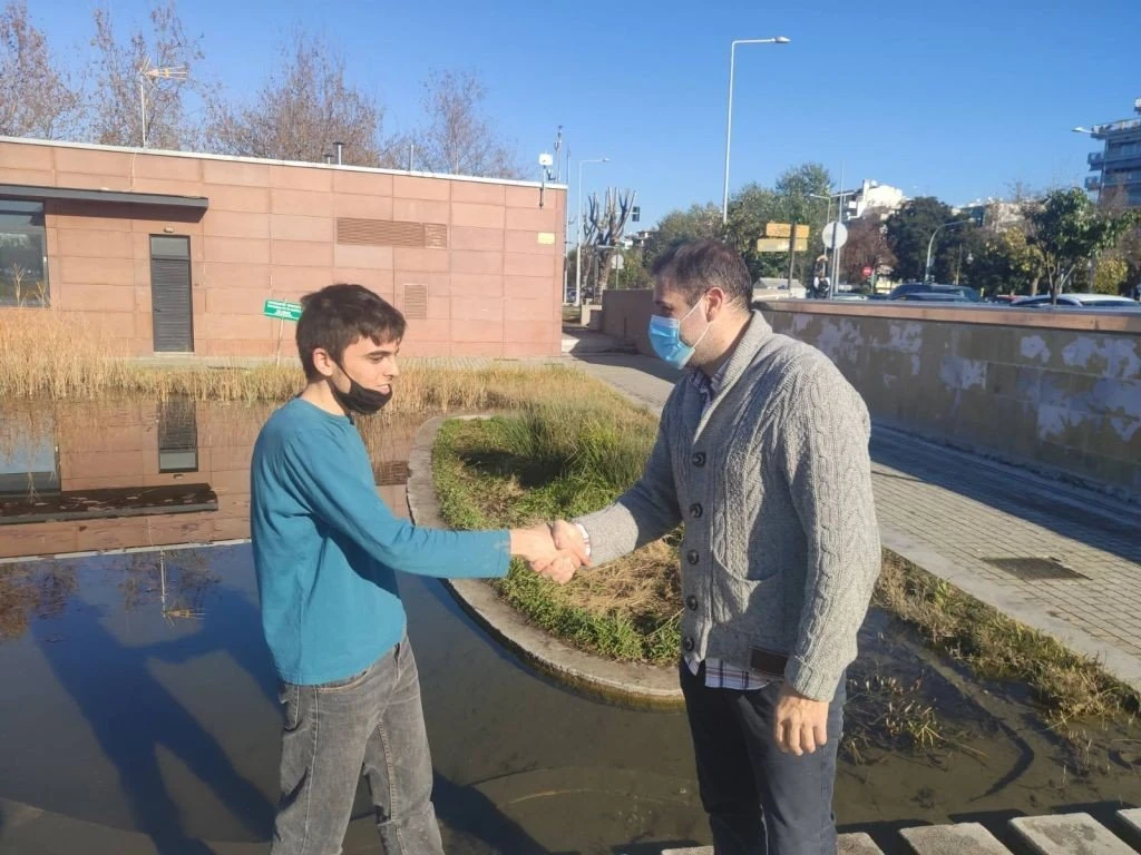 Στη φωτογραφία εικονίζονται ο Σ. Δημητριάδης με τον φοιτητή που ενημέρωσε τον δήμο για το πρόβλημα στο σημείο