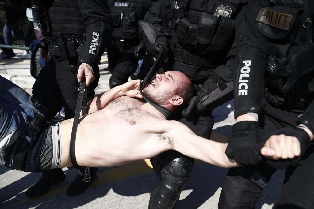 Αστυνομικοί σέρνουν φοιτητή που έχουν ήδη προσάγει-Εικόνα ΑΠΕ-ΜΠΕ