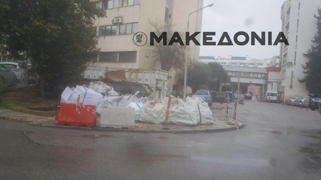 Τα μπάζα που έχουν απομείνει από άλλη ανακαίνιση