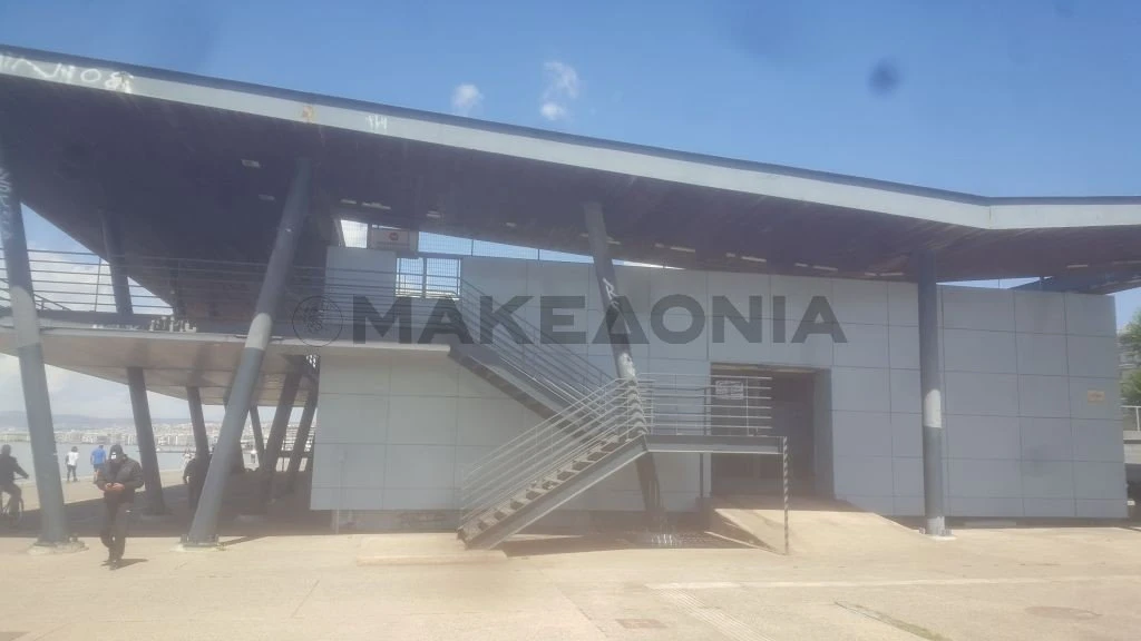 Το αντλιοστάσιο της ΕΥΑΘ βαμμένο σε μεγάλο μέρος του χωρίς να «σκεπάζεται» πια από γκράφιτι