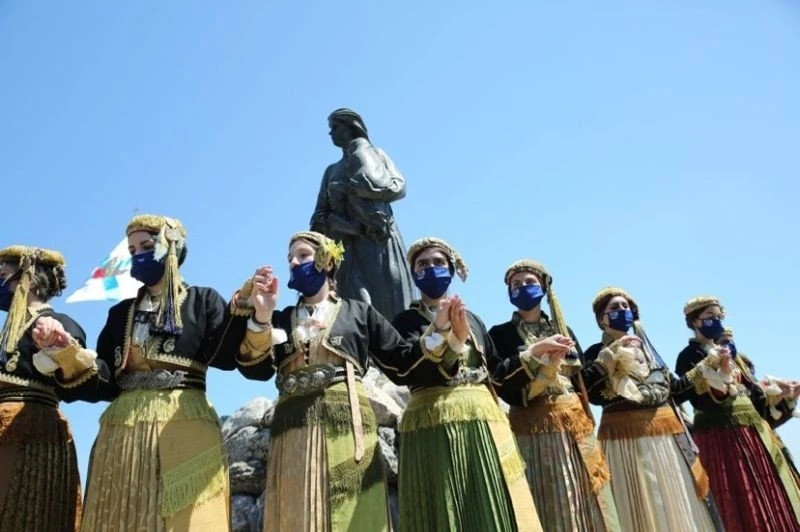 naousa-eortasmoi-olokaytoma3.jpg