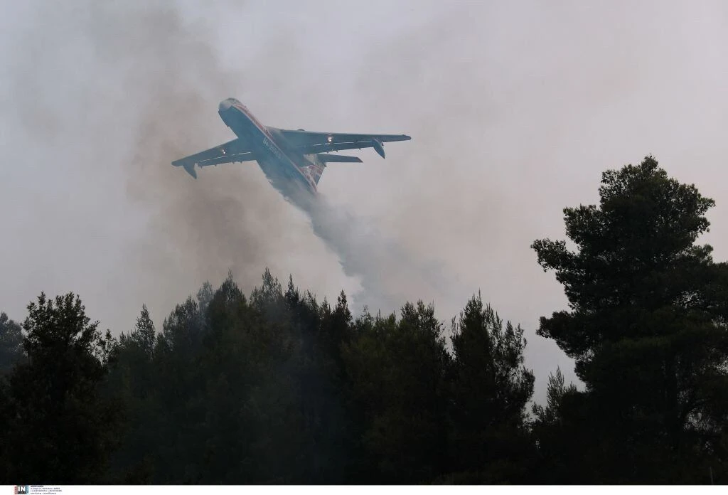 Ρωσικό πυροσβεστικό αεροσκάφος επιχειρεί πάνω από το Νεοχώρι-Intimenews.gr