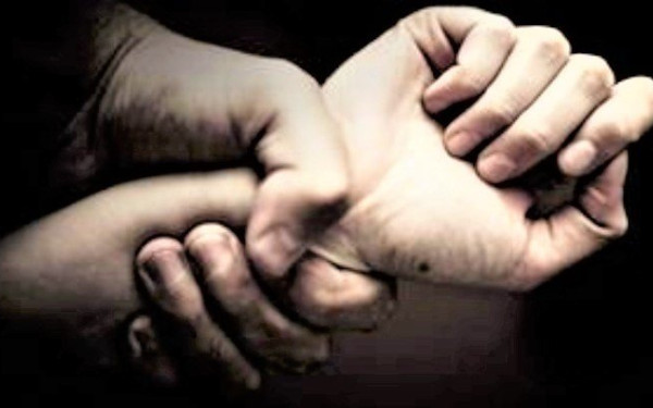 Θεσσαλονίκη: Ο σκύλος γλίτωσε την 20χρονη από τα χέρια του 24χρονου αδελφού της που προσπάθησε να την πνίξει στη Νεάπολη