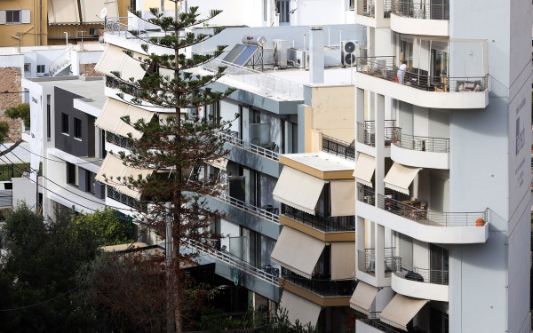 Θεσσαλονίκη: Καταγγελίες για παθολογική συσσώρευση αντικειμένων σε πολυκατοικία και νοθεία καυσίμων