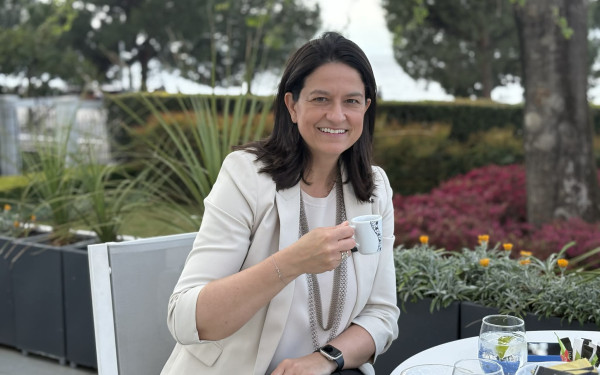  με την υπουργό Εργασίας και Kοινωνικής Aσφάλισης Νίκη Κεραμέως (βίντεο)