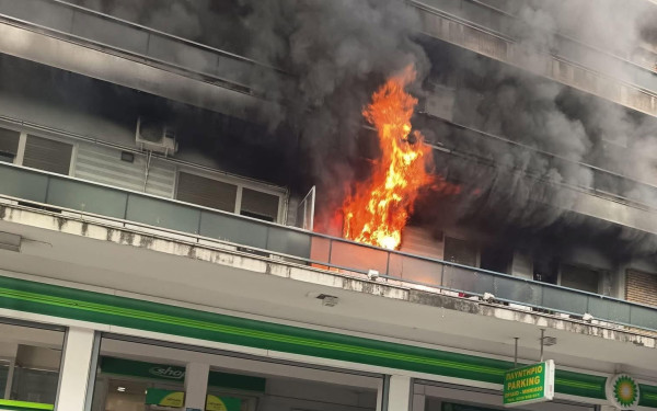 Θεσσαλονίκη: Τέθηκε υπό έλεγχο η φωτιά σε διαμέρισμα στην Λεωφόρο Στρατού πάνω από βενζινάδικο - Δύο άτομα απεγκλωβίστηκαν (βίντεο)
