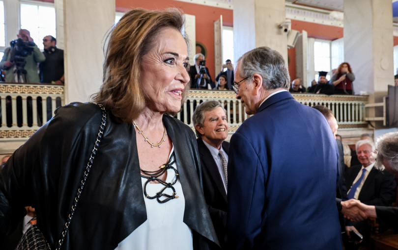 Η «πράσινη» δημοσκόπηση, οι γκρίνιες για τη Τζάκρη, το νέο σλόγκαν των Τσιπρικών και η αναγκαστική χειραψία Ντόρας- Σαμαρά. Γράφει ο... Υπόγειος Διαδρομιστής