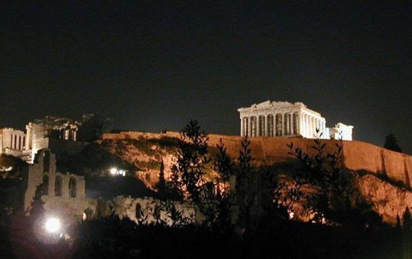 Le Monde: Ανοίγει ο δρόμος για την επιστροφή των θραυσμάτων του Παρθενώνα από το Λούβρο στην Αθήνα