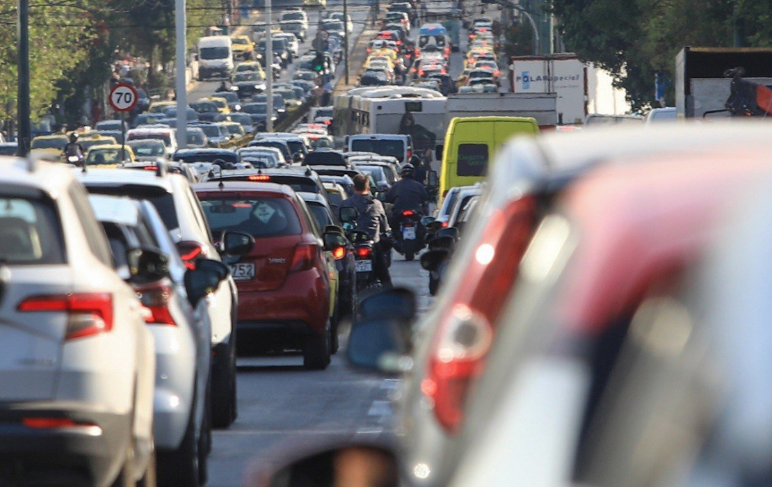 Ο Τραμπ αυξάνει 25% τους δασμούς στα οχήματα από την ΕΕ