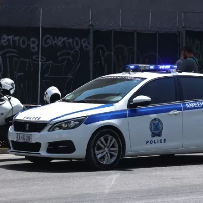 Επεισοδιακή καταδίωξη στα Άνω Λιόσια: 80 άτομα επιτέθηκαν σε δύο αστυνομικούς - Δάγκωσαν τον έναν