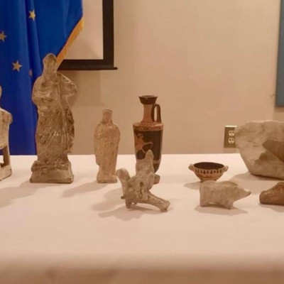 Λ. Μενδώνη: Επαναπατρίζονται 26 αρχαία αντικείμενα ελληνικής προέλευσης