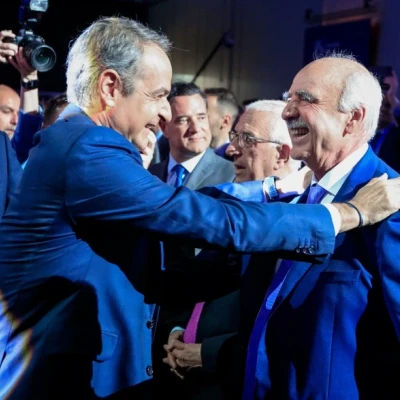 Ψιθυριστά με τον πρωθυπουργό