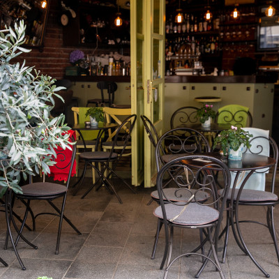 Στο γοητευτικό κι αγαπησιάρικο Lena's Bistro οι πελάτες είναι προσεχώς φίλοι