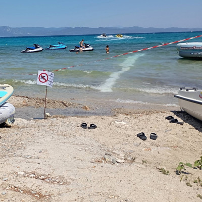 Χαλκιδική: Απαγόρευση κολύμβησης στο Πευκοχώρι μετά από θραύση αγωγού λυμάτων