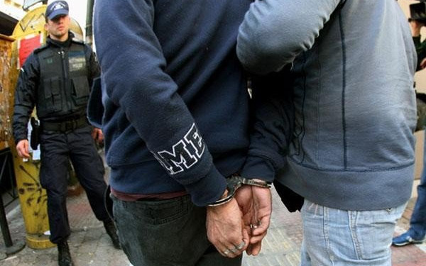 Αναστάτωσε τη δυτική Θεσσαλονίκη 30χρονος διαρρήκτης: Διέρρηξε σπίτι, έσπασε βιτρίνα καταστήματος και προσέκρουσε σε τρία ΙΧ