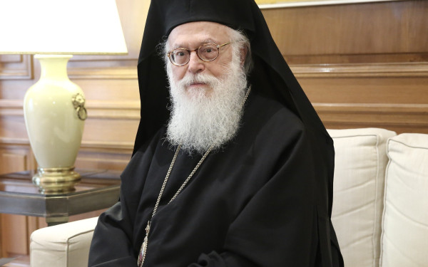 Συγκλονισμένος με το δυστύχημα στα Τέμπη και ανήσυχος για τις παραλείψεις ο αρχιεπίσκοπος Αλβανίας