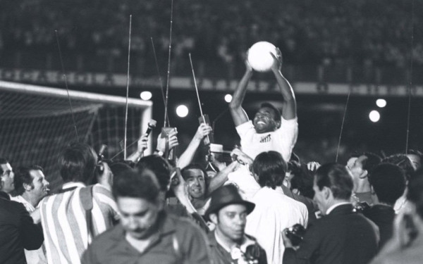 Όταν ο Πελέ έκανε τα κόλπα των Μέσι και Ρονάλντο, αυτοί ήταν αγέννητοι - Δείτε το βίντεο