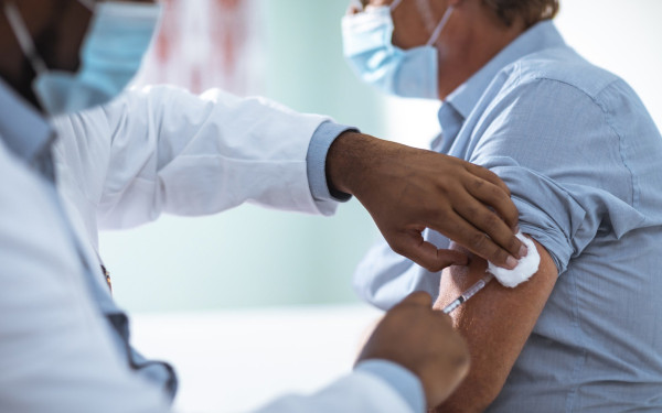 ΗΠΑ: Η κυβέρνηση Τραμπ διενεργεί έρευνα για πιθανούς θανάτους λόγω των εμβολίων κατά της COVID