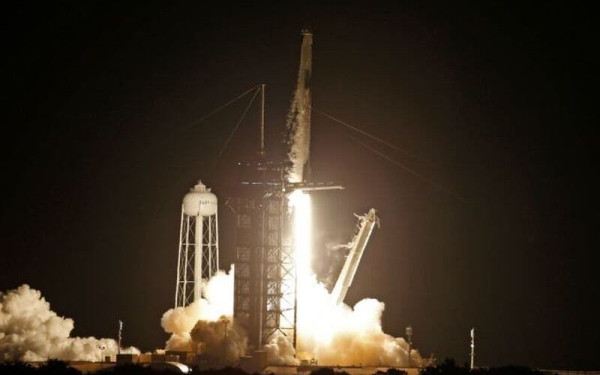 Απογειώθηκε ο πύραυλος Falcon 9 της SpaceX με τέσσερις αστρο-τουρίστες (Βίντεο)