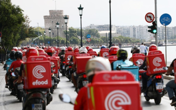 Με 24ωρη απεργία την Παρασκευή συνεχίζουν οι διανομείς της e-food