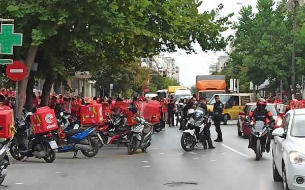 Θεσσαλονίκη: Μοτοπορεία διανομέων της efood στο κέντρο της πόλης - Τι ζητούν