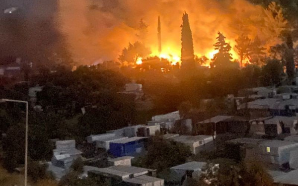 Υπό έλεγχο Πυρκαγιά στο ΚΥΤ στο Βαθύ Σάμου: Εκκενώθηκε η δομή