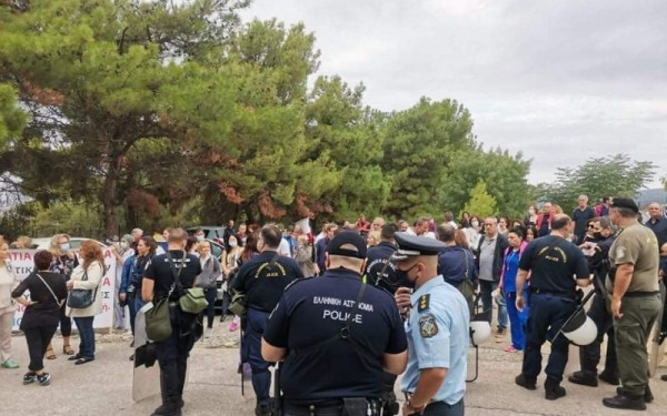 Συγκέντρωση υγειονομικών έξω από τα γραφεία του ΕΚΑΒ - Έντονες αποδοκιμασίες σε Πλεύρη-Γκάγκα (Βίντεο-Φωτ.)