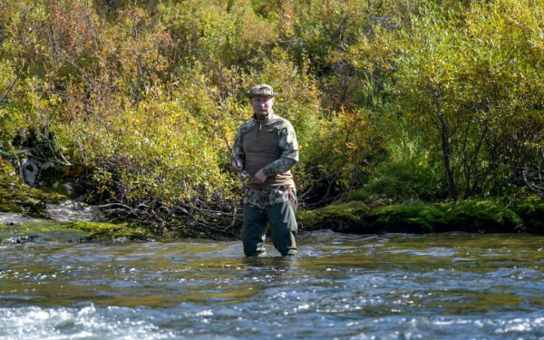 Ο Πούτιν ψαρεύει και κάνει πεζοπορία on camera (βίντεο & φωτ.)