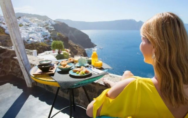 ΙΝΣΕΤΕ: Το μακροοικονομικό περιβάλλον θα επιδράσει θετικά στη ζήτηση για τουριστικές υπηρεσίες στην Ελλάδα