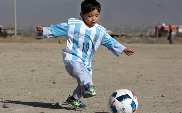 Ο μικρός "Αφγανός Μέσι" και οι απειλές από τους Ταλιμπάν (βίντεο)