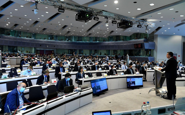 Η Ευρώπη βάζει τέλος σε όλα τα βενζινοκίνητα αυτοκίνητα και φορτηγά μέχρι το 2035