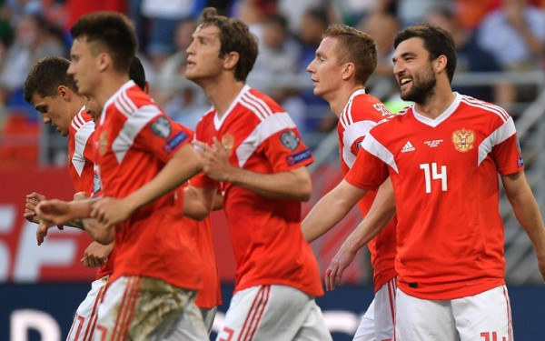 Η FIFA απαγορεύει τη ρωσική σημαία και τον ύμνο, αλλά διστάζει να προχωρήσει σε αποβολή της χώρας από τις διεθνείς διοργανώσεις