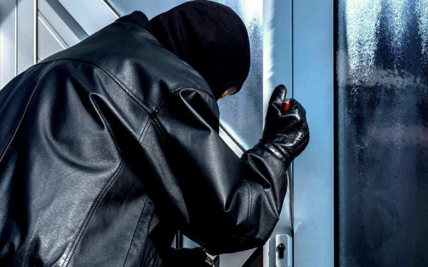 Θεσσαλονίκη: Διάρρηξη σε ζαχαροπλαστείο - Ο δράστης πήρε κέρματα και μια τούρτα (βίντεο)