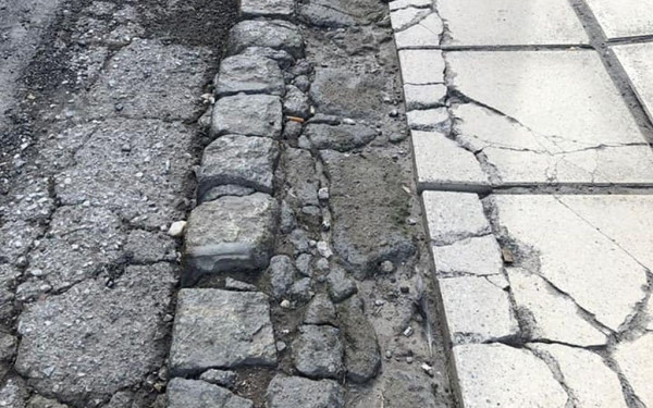 Θεσσαλονίκη: Εκατοντάδες κατεστραμμένα πεζοδρόμια επιδιορθώνονται από τον Φεβρουάριο