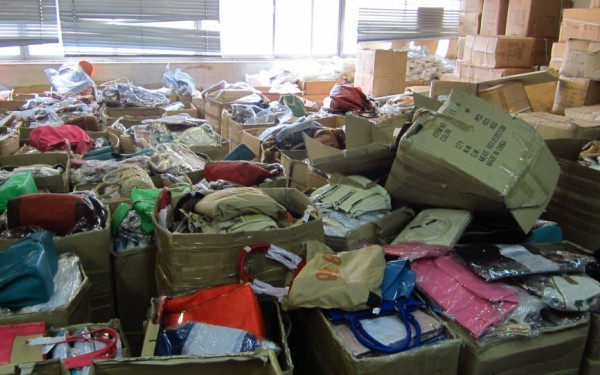 ΔΙΜΕΑ: Χιλιάδες απομιμητικά κατασχέθηκαν και καταστράφηκαν στη Θεσσαλονίκη – Πρόστιμα 260.000 ευρώ και δύο αυτόφωρες συλλήψεις